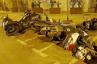 Un energúmeno daña motos a patadas en Zaragoza