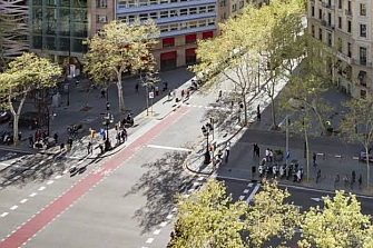 Barcelona prohibirá aparcar en las aceras del distrito de Gracia