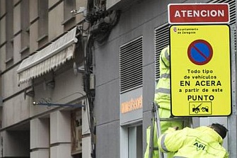 Zaragoza instala las señales de prohibido aparcar en la acera