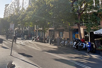 Barcelona inicia una campaña informativa sobre las motos en las aceras