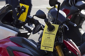 Barcelona comienza a multar las motos mal aparcadas