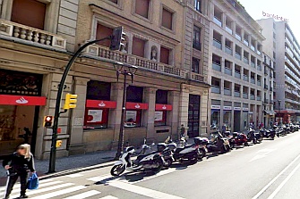 Zaragoza prohíbe aparcar en las aceras