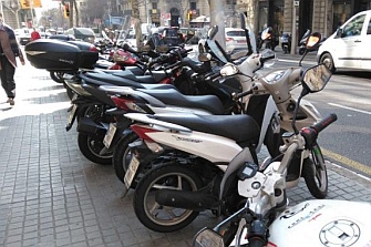 El Ayto. de Barcelona abre la veda a la moto mal aparcada