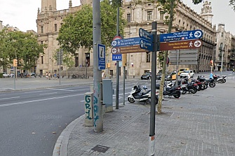 Barcelona despliega 3.186 plazas de aparcamiento para motos en zona verde