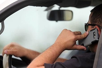 Las multas por utilizar el móvil mientras se conduce no prosperan
