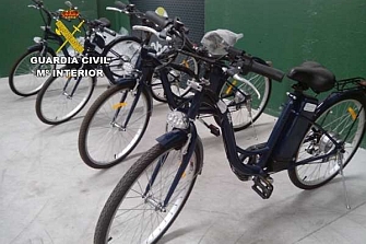 La Guardia Civil detiene a dos personas por falsificar 300 motos eléctricas
