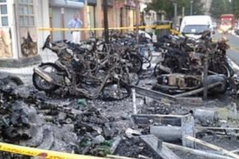 Un incendio en un contenedor calcina 20 motos y bicis en San Sebastián