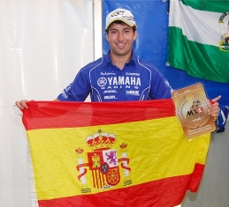 Carlos Campano celebrando su título de MX3