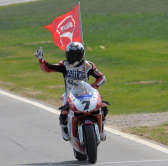 Carlos Checa proporciona a Ducati su victoria número 300 en el Mundial de SBK