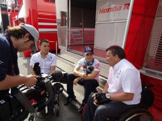 Los veinte pilotos de moto españoles y lesionados medulares lanzan una campaña de prevención para 'disfrutar con cabeza'