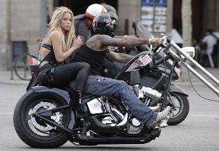 Shakira podría ser multada por ir en moto sin casco en Barcelona