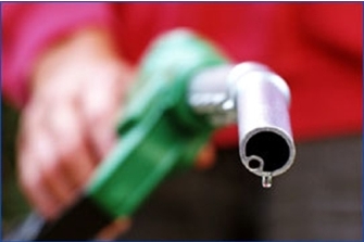 Los precios de los combustibles cierran el año con subidas moderadas