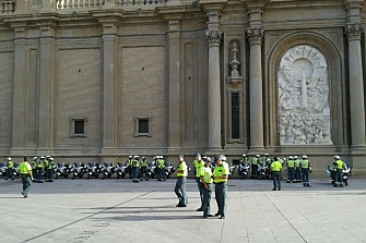 La Guardia Civil pide protección a la Virgen del Pilar en las últimas etapas de la Vuelta Ciclista a España