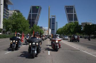 Cientos de Harley-Davidson rodaron por el centro de Madrid