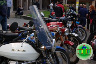 Exhibición de motos clásicas en la plaza Mayor de Llaranes