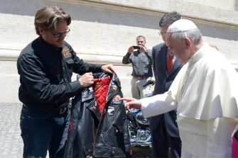 Regalan dos Harleys al Papa