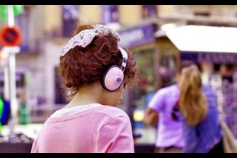 El uso de auriculares y móvil aumenta un 40% el riesgo de atropellos