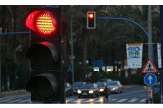AEA cuestiona más de 200.000 multas en semáforos de Madrid tras anular un juez una sanción