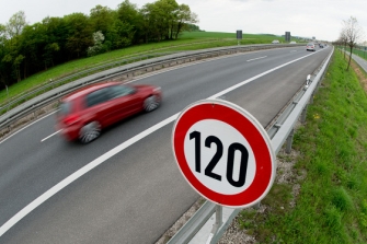 Asociaciones y autoescuelas rechazan subir la velocidad en tramos de autovías